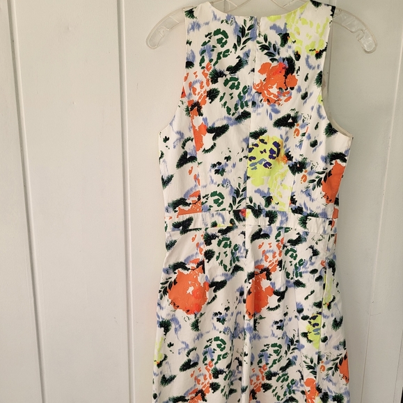 "Flirty and Fun: Gap Tall White Knee-Length Dress with Vibrant Multi-Colored Flo - Picture 6 of 9